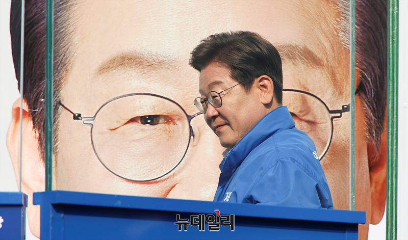 ▲ 이재명 더불어민주당 대선 후보가 30일 오후 강원 원주행복마당에서 열린 유세현장에서 연단에 오르고 있다. /원주=서성진 기자