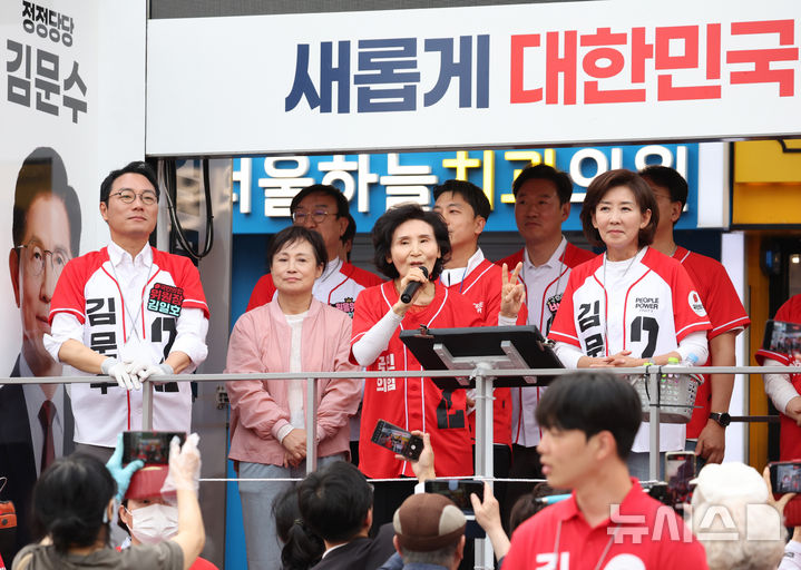 ▲ 국민의힘 김문수 대선 후보 배우자 설난영 여사와 나경원 공동선거대책위원장이 31일 서울 동작구 중앙대병원 앞 광장에서 김 후보 지지를 호소하며 집중 유세를 하고 있다. /뉴시스