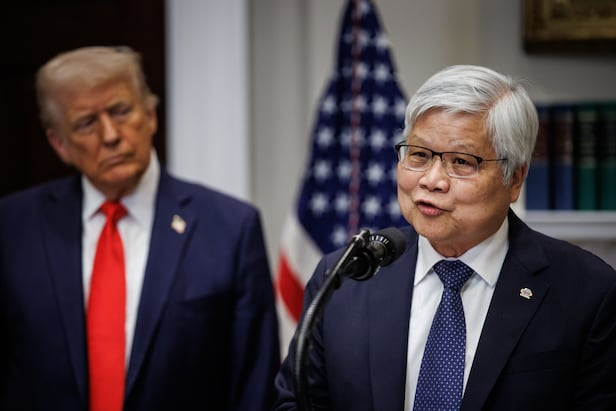 ▲ TSMC 저자웨이 최고경영자(CEO)가 3일(현지시간) 미국 워싱턴DC 백악관 루스벨트 룸에서 도널드 트럼프 미국 대통령이 지켜보는 가운데 TSMC의 1000억달러 투자를 발표하고 있다.ⓒEPA 연합뉴스