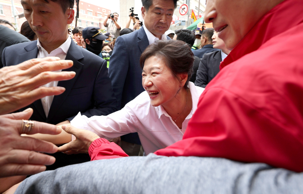 ▲ 박근혜 전 대통령이 대구 서문시장을 방문해 상인들과 만나고 있다. /연합뉴스