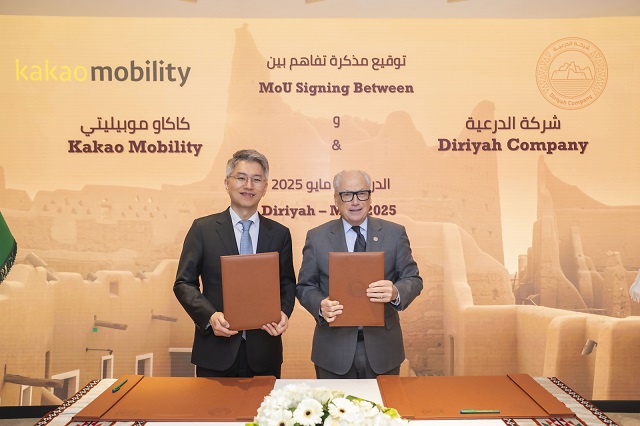 ▲ 지난달 26일 사우디아라비아 ‘디리야 게이트 개발청’에서 류긍선(사진 왼쪽) 카카오모빌리티 대표, 제리 인제릴로 디리야컴퍼니 그룹 CEO가 디리야 내 플랫폼 중심 이동 경험 제공을 목표로 ‘미래 모빌리티 서비스 공동 개발을 위한 업무협약(MOU)’을 체결한 뒤 기념 촬영을 하고 있다.ⓒ카카오모빌리티