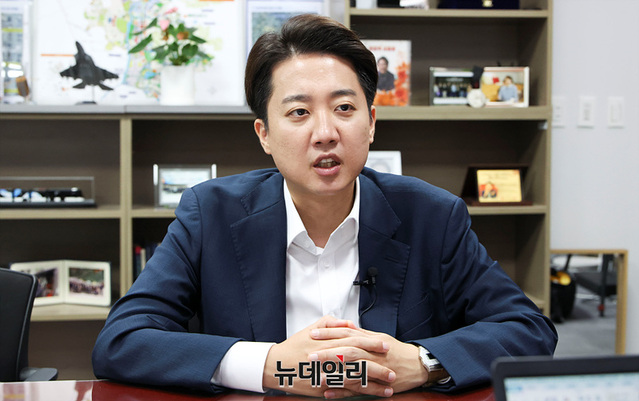 ▲ 이준석 개혁신당 대선 후보가 1일 오전 서울 여의도 국회 의원회관에서 뉴데일리와 인터뷰를 하고 있다. ⓒ서성진 기자