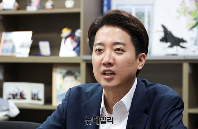 ▲ 이준석 개혁신당 대선 후보가 1일 오전 서울 여의도 국회 의원회관에서 뉴데일리와 인터뷰를 하고 있다. ⓒ서성진 기자