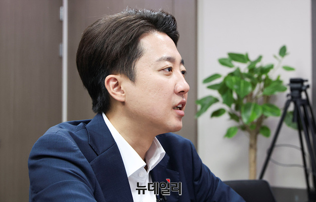 ▲ 이준석 개혁신당 대선 후보가 1일 오전 서울 여의도 국회 의원회관에서 뉴데일리와 인터뷰를 하고 있다. ⓒ서성진 기자