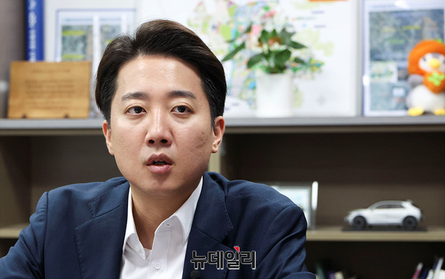 ▲ 이준석 개혁신당 대선 후보가 1일 오전 서울 여의도 국회 의원회관에서 뉴데일리와 인터뷰를 하고 있다. ⓒ서성진 기자