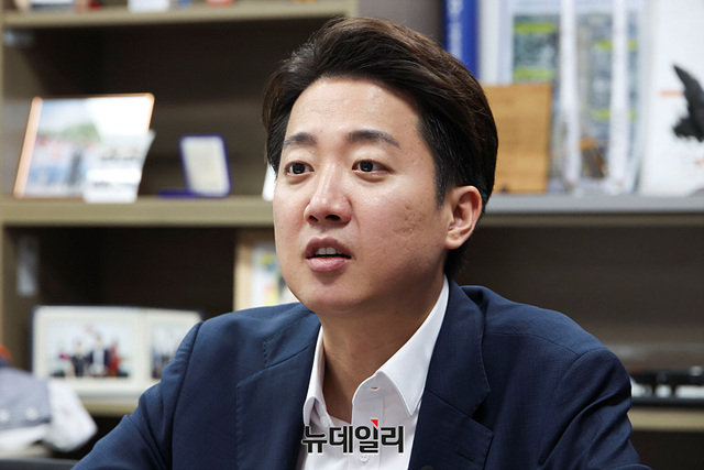 ▲ 이준석 개혁신당 대선 후보가 1일 오전 서울 여의도 국회 의원회관에서 뉴데일리와 인터뷰를 하고 있다. ⓒ서성진 기자