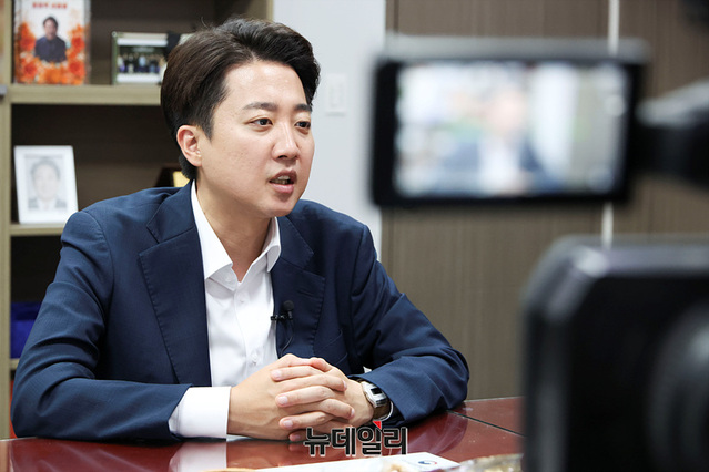 ▲ 이준석 개혁신당 대선 후보가 1일 오전 서울 여의도 국회 의원회관에서 뉴데일리와 인터뷰를 하고 있다. ⓒ서성진 기자