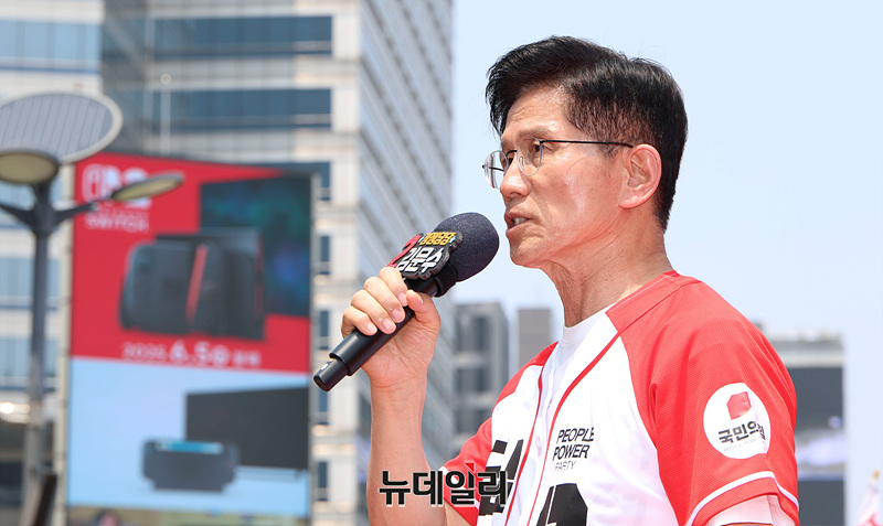 ▲ 국민의힘 김문수 대선 후보가 1일 서울 강남구 코엑스 동문 앞에서 열린 유세에서 지지를 호소하고 있다. ⓒ서성진 기자.