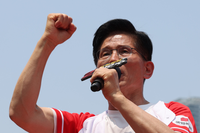 ▲ 김문수 국민의힘 대통령 후보가 공식 선거운동 마지막 주말인 1일 오전 경기 성남시 야탑역광장에서 열린 유세에서 지지자들에게 큰절을 올리고 있다. ⓒ정상윤 기자