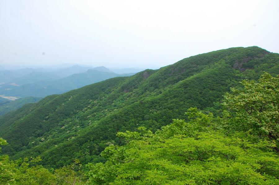 ▲ 서봉으로 가는 암릉 길에서 바라본 운장산 동봉 산자락.ⓒ진경수 山 애호가