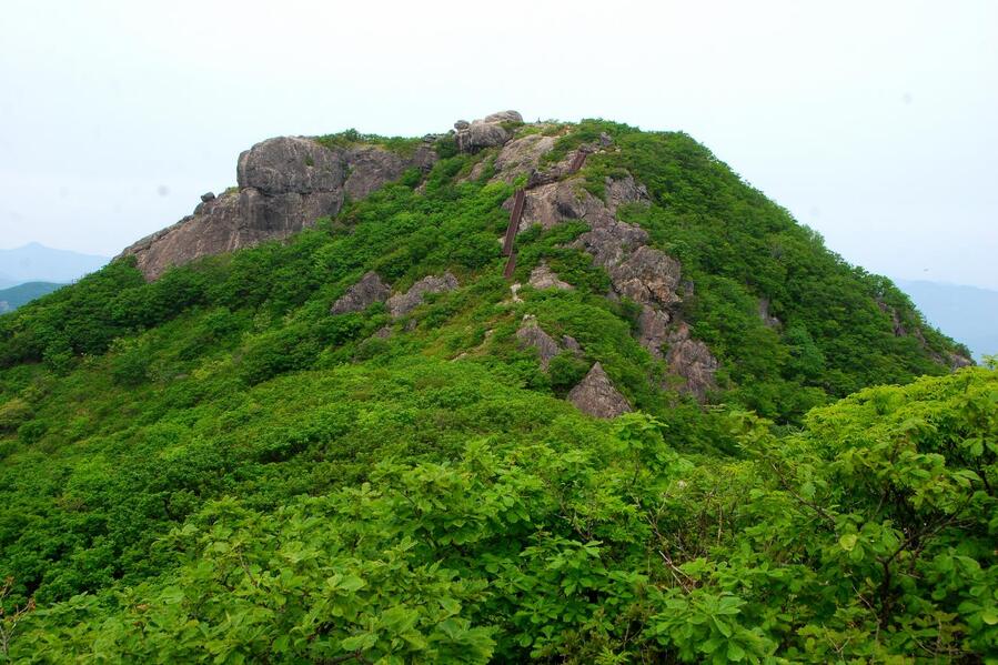 ▲ 서봉으로 가는 암릉 길에서 바라본 운장산 서봉.ⓒ진경수 山 애호가