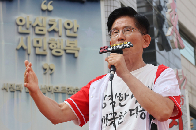 ▲ 김문수 국민의힘 대선 후보가 1일 경기도 의정부시 태조이성계상 앞에서 열린 유세에서 지지를 호소하고 있다. /연합뉴스