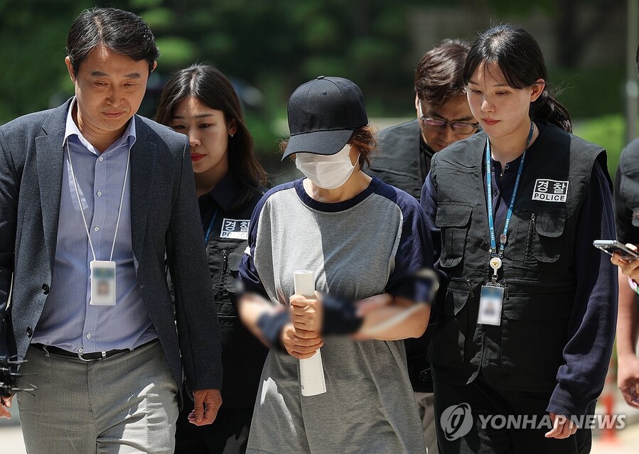 ▲ 21대 대통령선거 사전투표 첫날 남편 명의로 대리투표를 해 공직선거법상 사위투표 혐의를 받는 선거사무원 박씨가 1일 구속 전 피의자 심문(영장실질심사)을 위해 서울 서초구 서울중앙지방법원에 들어서고 있다.ⓒ연합뉴스.