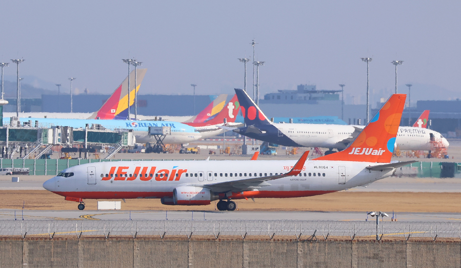 ▲ 여객기들이 인천공항 활주로에서 이륙를 하고 있다. ⓒ 연합뉴스 제공