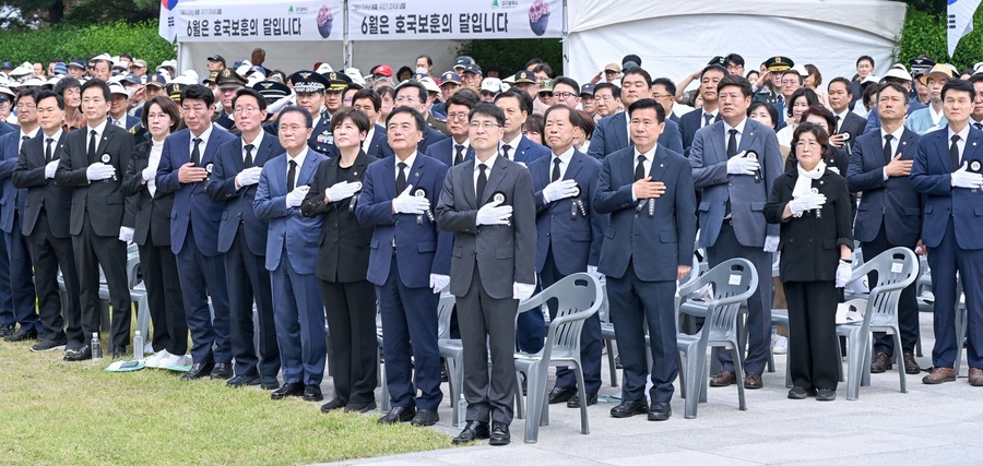 ▲ 현충일인 6월 6일 오전 9시 55분 앞산 충혼탑에서 ‘제70회 현충일 추념식’이 거행됐다.ⓒ대구시