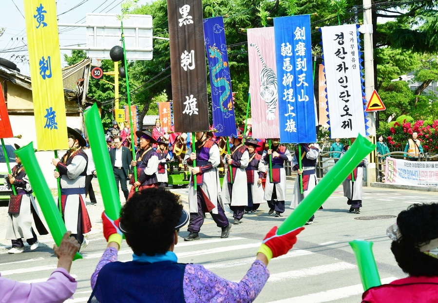 ▲ 올해 축제는 ‘시민참여형 축제’로 전환되며 더욱 열린 축제로 거듭난 가운데 도심 속 남천둔치에서 열린 전야제는 시민들과의 거리를 좁히고 참여도를 높이는 계기를 마련했다.ⓒ경산시