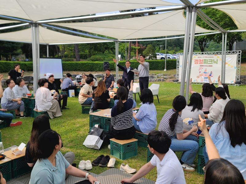 ▲ 유길상 한기대 총장이 취임 2주년을 맞아 교내 잔디밭에서 교직원 100여명과 함께 대화의 자리를 갖고 있다.ⓒ한기대