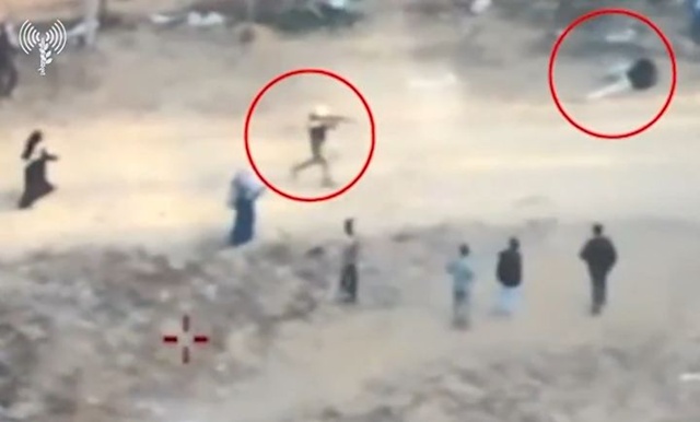 ▲ 팔레스타인 무장대원이 가자지구 구호품 배급소 인근에서 구호품을 가져가는 주민에게 총격을 가했다며 이스라엘군(IDF)이 영상을 공개했다. 250602 사진=IDF 엑스(X, 옛 트위터) 갈무리. ⓒ뉴시스