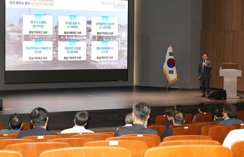 ▲ 순천향대 관계자들이 한자리에 모여 ‘AI의료융합 특성화 대학’ 추진을 위해 논의를 하고 있다.ⓒ순천향대