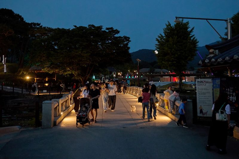 ▲ 2025 아산 외암마을 야행을 찾은 관람객들.ⓒ아산시