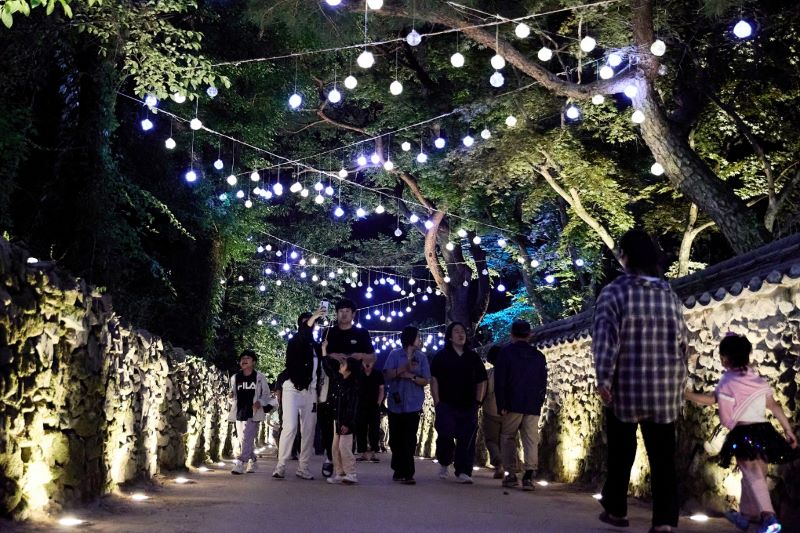 ▲ 2025 아산 외암마을 야행을 찾은 관람객들.ⓒ아산시