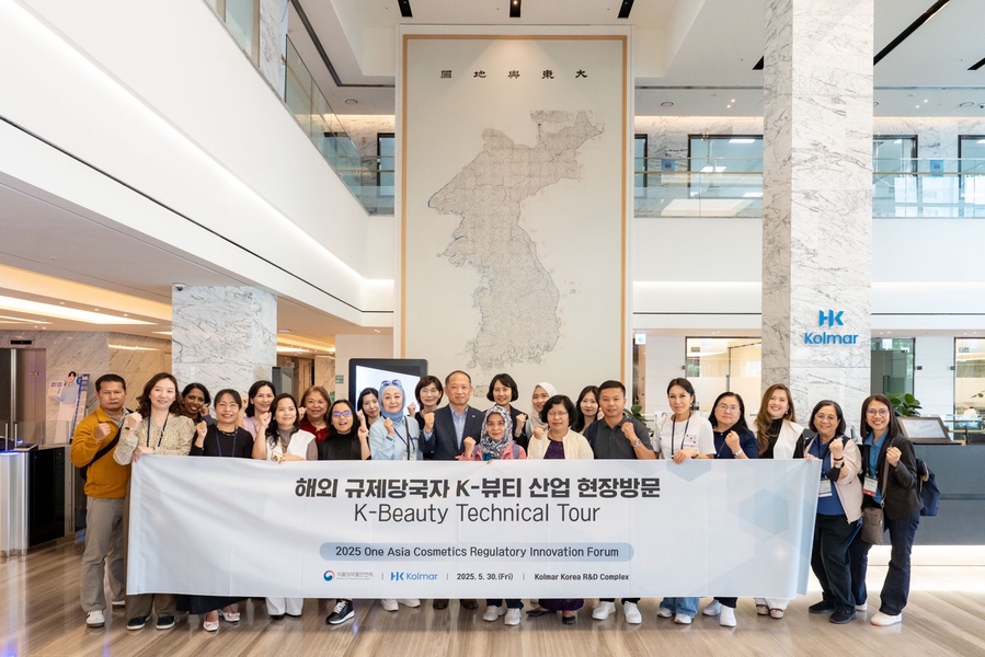 ▲ 지난달 30일 한국콜마 종합기술원을 방문한 아시아 주요국 규제 당국자들과 최현규 한국콜마 대표이사 등 관계자들이 기념사진을 촬영하고 있다ⓒ한국콜마
