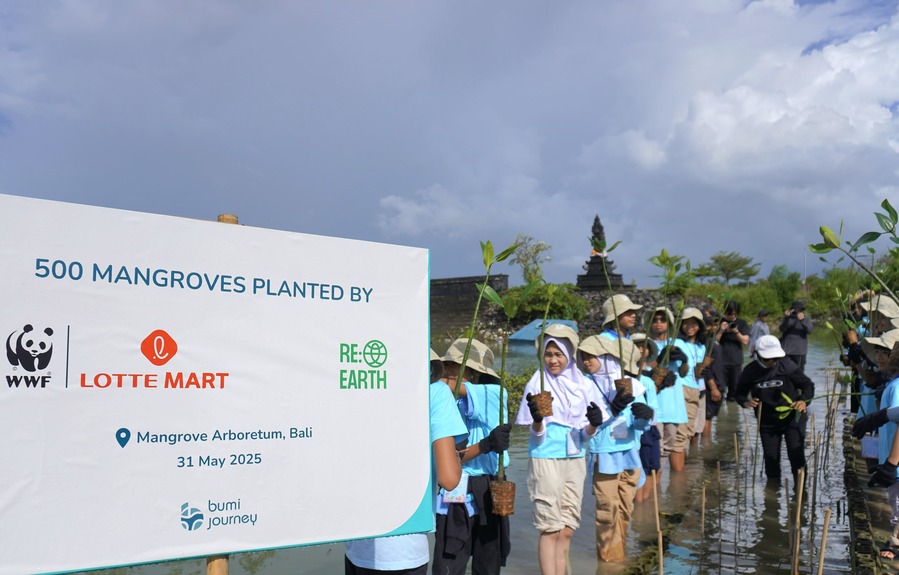 ▲ 인도네시아 발리에 위치한 맹그로브 에버리텀 공원에서 맹그로브를 식재하는 현지 초등학생들의 모습ⓒ롯데마트