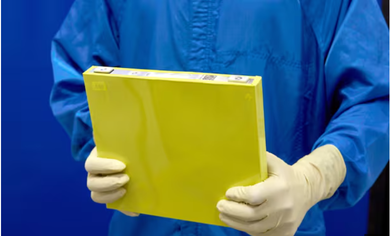 ▲ 미국 GM(제너럴모터스) 직원이 실물 크기의 LMR(리튬망간리치) 배터리 시제품을 들고 있는 모습. ⓒGM