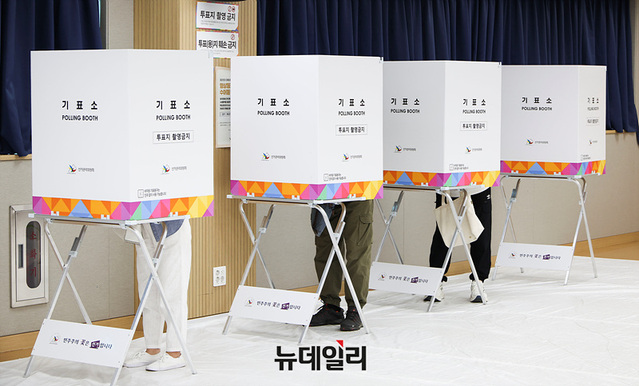 ▲ 제21대 대통령 선거 사전투표가 시작된 29일 오전 경기 화성시 동탄9동 행정복지센터에 마련된 사전투표소를 찾은 시민들이 투표를 하고 있다. ⓒ 서성진 기자