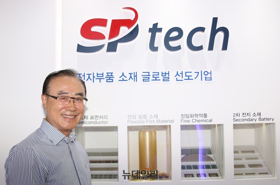 ▲ 김종호 에스피텍 대표이사가 본사에 마련된 전자부품 소재 전시장에서 제품을 설명하고 있다.ⓒ이길표 기자