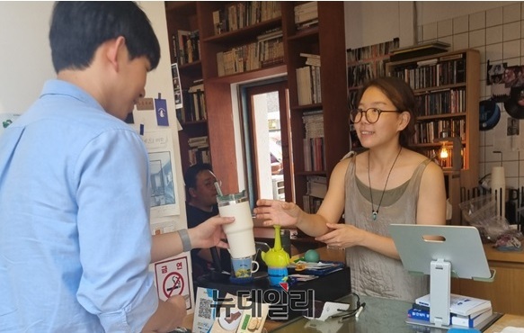 ▲ 개인 컵을 이용해 커피를 주문하는 시민의 모습. 서울시는 4일부터 개인 컵 사용 시 300원 상당의 서울페이 포인트를 지원하는 제도를 시행한다. ⓒ제천시