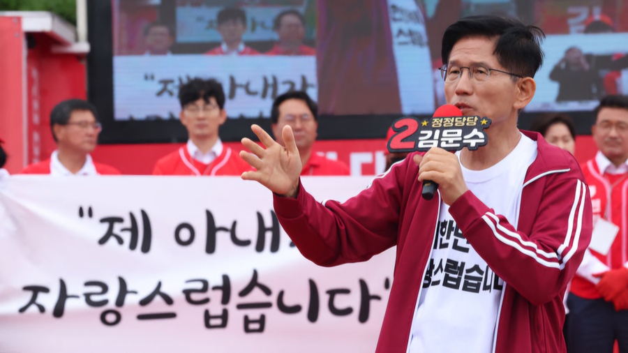 ▲ 김문수 국민의힘 대통령선거 후보가 2일 제주시 동문시장 앞 탐라문화광장에서 열린 ‘제주 총괄거점유세’에 나서 연설하고 있다. ⓒ뉴시스 제공