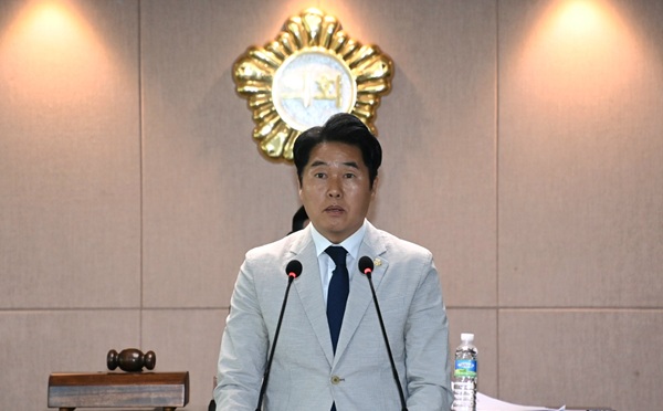 ▲ 김기흥 의원이 제287회 제1차 정례회 본회의에서 ‘장애물 없는 생활환경(BF) 인증 제도 개선 촉구 건의안’을 설명하고 있다.ⓒ대덕구의회