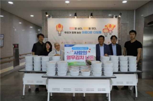 ▲ 화성발안농협, 김치 전달식ⓒ화성시아르딤복지관 제공