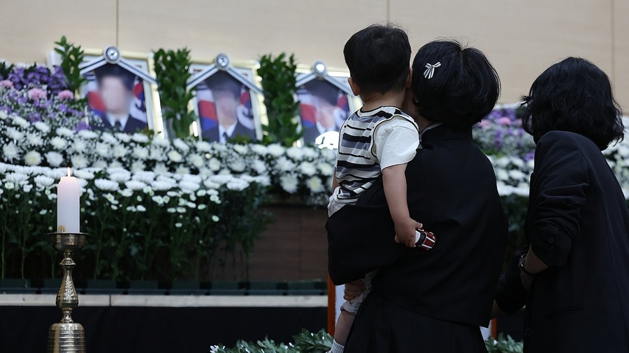 ▲ 지난 5월30일 경북 포항시 남구 해군 항공사령부 체육관에 마련된 ‘해군 P-3CK 917호기 순직자 합동분향소’에서 순직 해군의 유족이 헌화하고 있다. ⓒ연합뉴스 제공