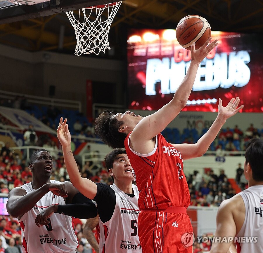 ▲ 현대모비스 함지훈이 1년 계약 연장에 도장을 찍으면서 18시즌을 뛸 수 있게 됐다.ⓒ연합뉴스 제공