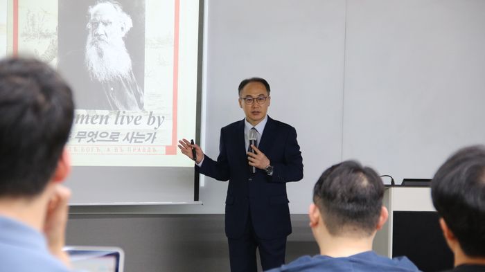 ▲ 이원석 전 검찰총장이 ‘법률가의 길’ 을 주제로 특강을 하고 있다.ⓒ 인하대 제공