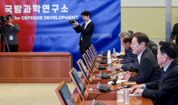 ▲ 이재명 대통령이 지난 4월 17일 대전광역시 유성구 국방과학연구소(ADD)에서 열린 현장간담회에서 발언하고 있다. ⓒ국회사진취재단