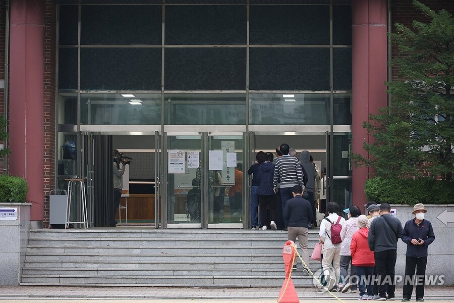 ▲ 제21대 대통령 선거일인 3일 대구 수성구 대구여고 체육관에 마련된 범어1동 제2투표소 앞에서 시민들이 줄을 서고 있다. /연합뉴스