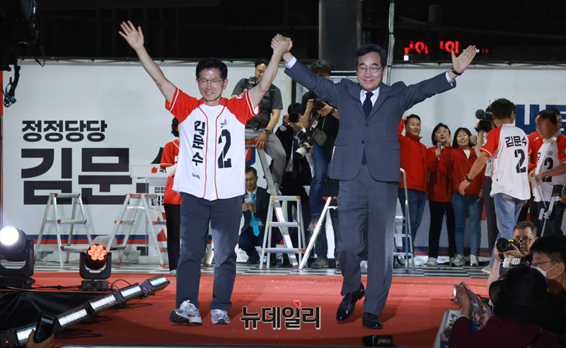 ▲ 이낙연 전 국무총리가 마지막 선거유세날인 2일 밤 서울 중구 서울광장에서 열린 김문수 국민의힘 대선후보 피날레 유세에서 찬조연설을 하고 있다. ⓒ이종현 기자