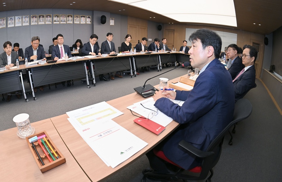 ▲ 김정기 대구시장 권한대행은 2일 시청 산격청사 대회의실에서 열린 간부회의에서 신청사 건립과 관련해 “다만, 재원조달 문제로 사업이 다소 늦어진 만큼 지체없이 속도감 있게 사업을 추진해달라”고 당부했다.ⓒ대구시