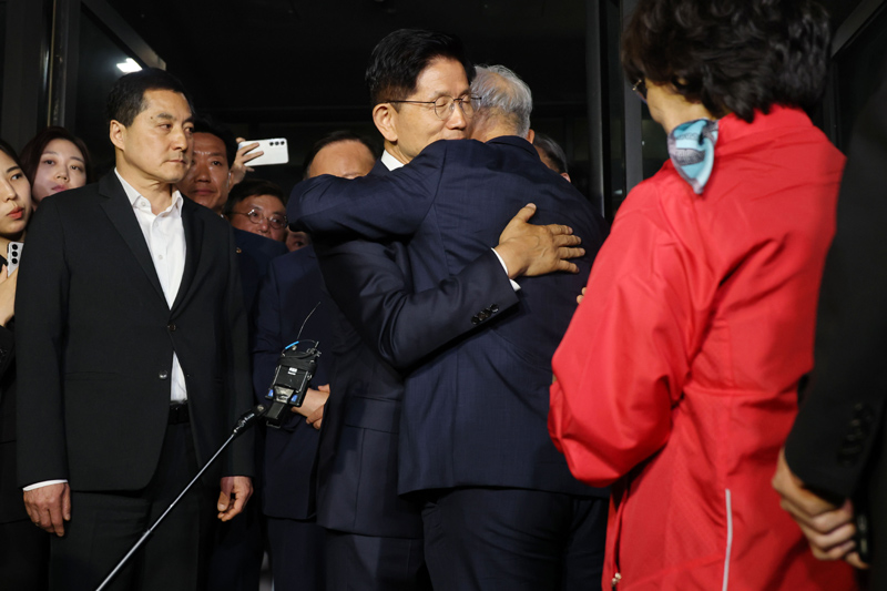 ▲ 김문수 국민의힘 대선 후보가 4일 서울 여의도 당사에서 대선 승복 기자회견을 마친 뒤 지지자와 포옹하고 있다. ⓒ뉴시스