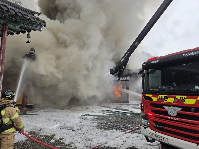 ▲ 2일 오후 2시 55분쯤 세종시 연동면 한 사찰에서 불이 나 소방대원들이 진화작업을 벌이고 있다.ⓒ세종소방본부