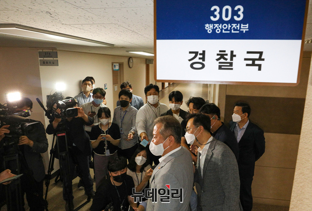 ▲ 이상민 행정안전부 장관이 2일 오전 서울 종로구 정부서울청사에 마련된 경찰국 입구에서 취재진의 질문에 답하고 있다. 2022.08.02. ⓒ뉴데일리 DB