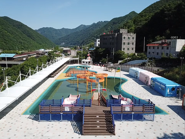 ▲ 영월군이 본격적인 여름철을 앞두고 고씨굴 관광지 일원에 위치한 '고씨 어린이 물놀이 체험시설(GO-SEE 키즈 워터풀)'의 개장을 위한 사전 점검과 정비 작업에 돌입했다. ⓒ영월군
