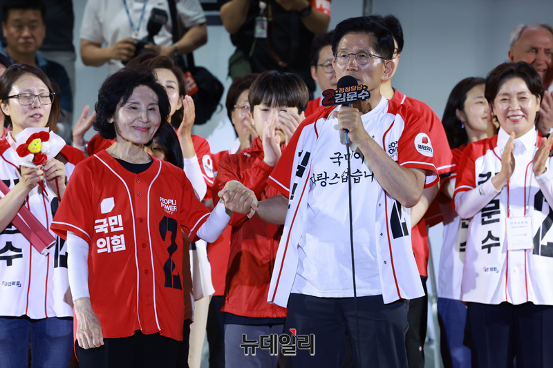 부인 손 잡고 유세 중인 김문수
