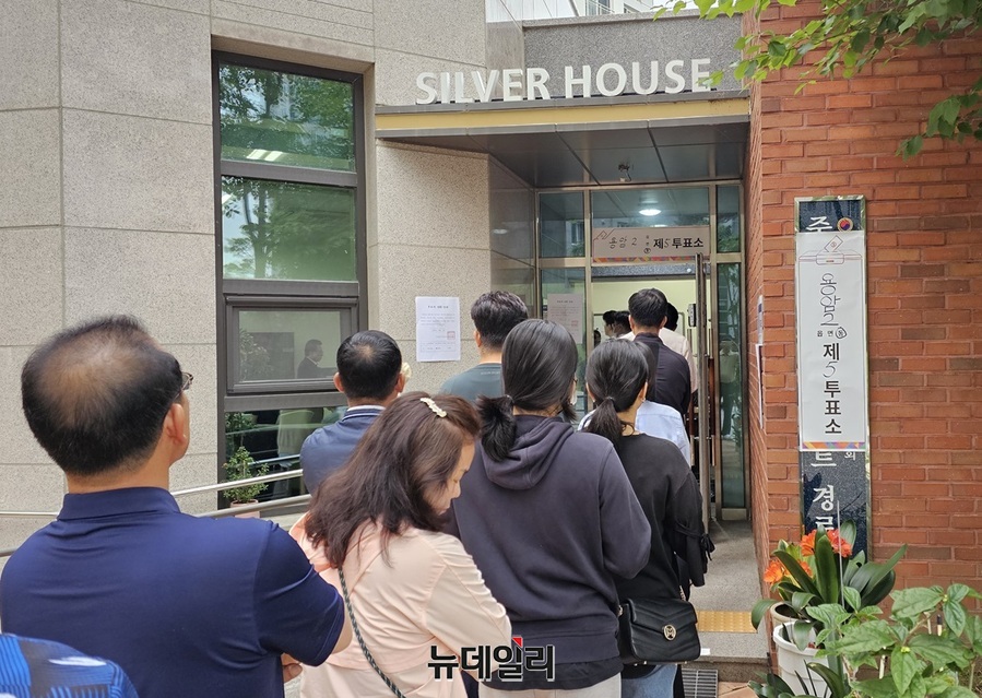 ▲ 충북 청주시 상당구 용암2동 중흥에스클래스 아파트 경로당에 마련된 제5 투표소.ⓒ김정원 기자