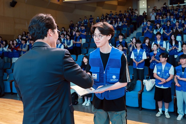 ▲ 삼육대 봉사대 발대식에서 제해종 총장이 학생대표에게 파송증서를 수여하며 악수하고 있다.ⓒ삼육대