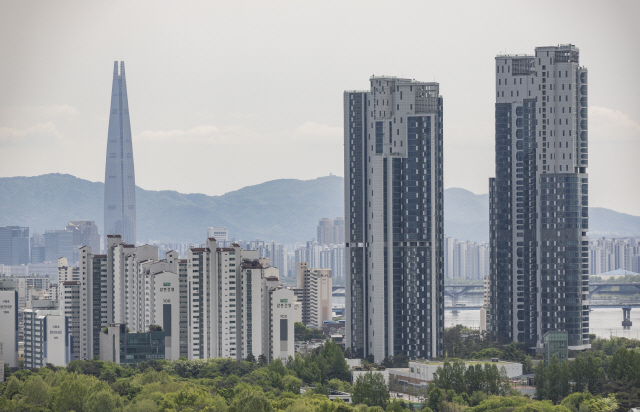 ▲ 서울 성동구에서 바라본 서울숲, 강남, 송파 일대 아파트ⓒ연합뉴스