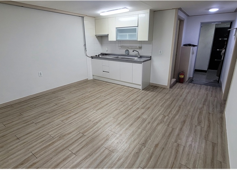 ▲ 청주시와 청주시주거복지센터는 LG에너지솔루션 ‘함솔이 봉사단’과 함께 긴급지원주택 ‘청주형 디딤하우스’ 12개호를 대상으로 환경 개선 작업을 완료했다.ⓒ청주시